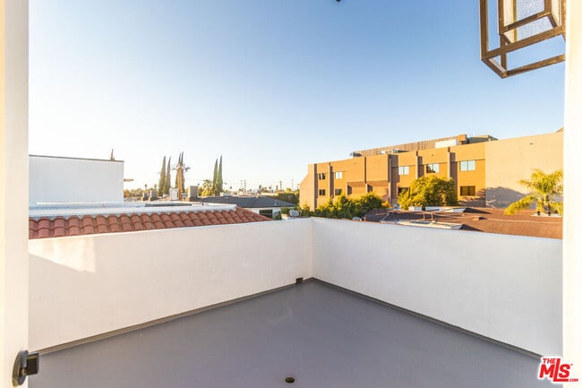 Building Photo - 5323 Ben Ave