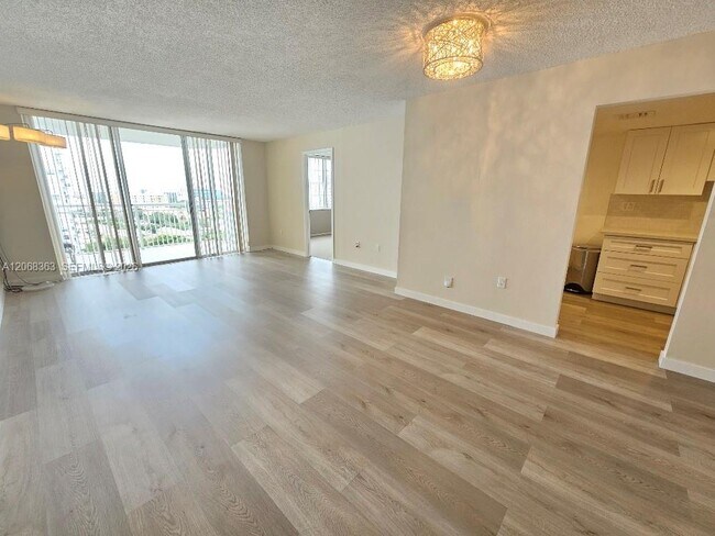 Building Photo - 18081 Biscayne Blvd