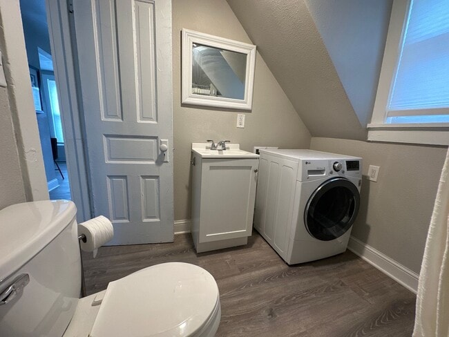 Building Photo - 938 E Dayton St