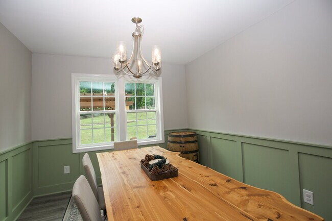 Building Photo - Charming 3-bedroom, 2.5-bath home nestled in the heart of Carthage