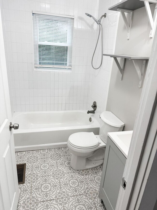 Building Photo - Charming 2 bedroom, 1 bathroom home locate...