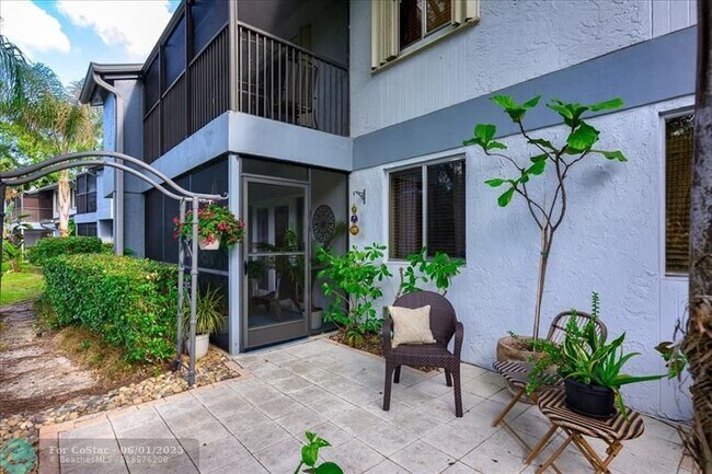 Building Photo - 2705 S Oakland Forest Dr