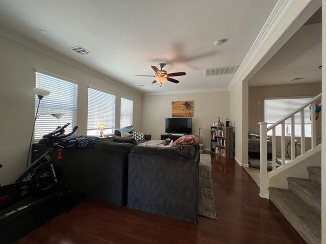 Building Photo - ABSOLUTELY AMAZING! Large 4 bedroom 2 stor...