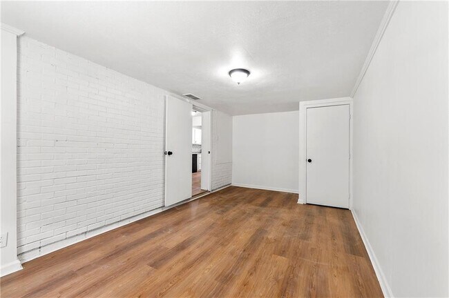 Building Photo - 5340 Lee Cir