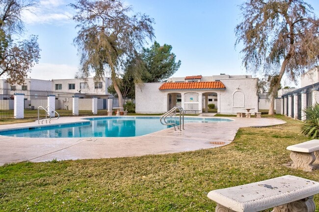 Building Photo - Wonderful Townhome centrally located.  Kit...