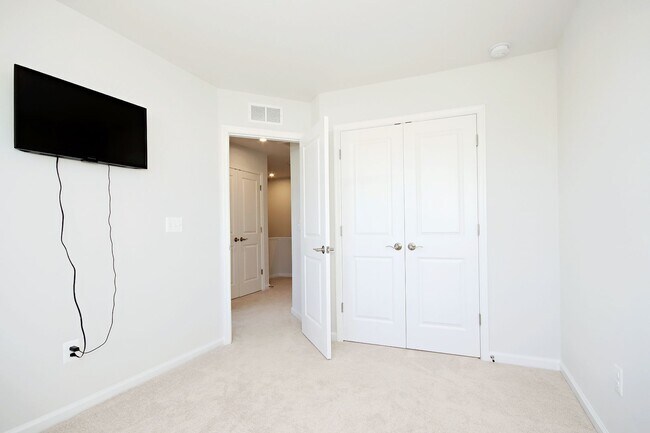 Building Photo - Pleasant Green Townhome Near Downtown Crozet