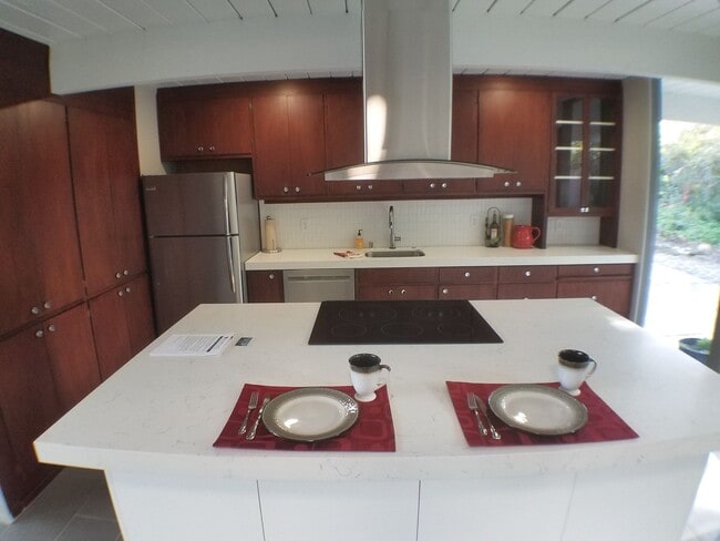 Building Photo - Eichler home near downtown Walnut Creek