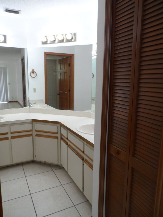 Building Photo - AVAILABLE NOW 3 BEDROOM 2 BATH 2 CAR GARAGE. CONTACT KAREN GUARDINO, REALTOR 386-747-9295