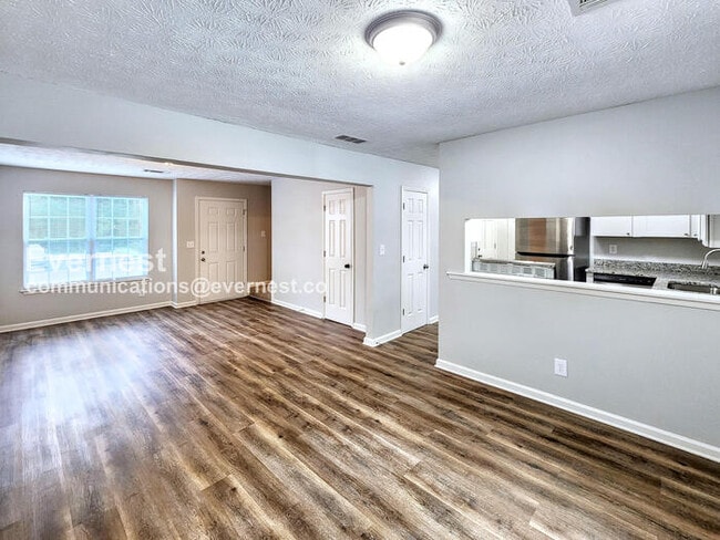 Building Photo - 3 Bed/1.5 Bath Home with Fenced Yard & Garage / Pet-Friendly