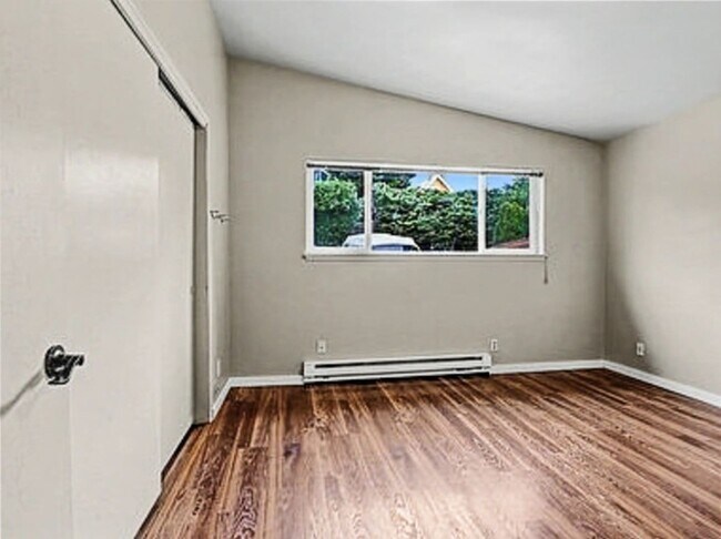Building Photo - 3213 21st Ave W