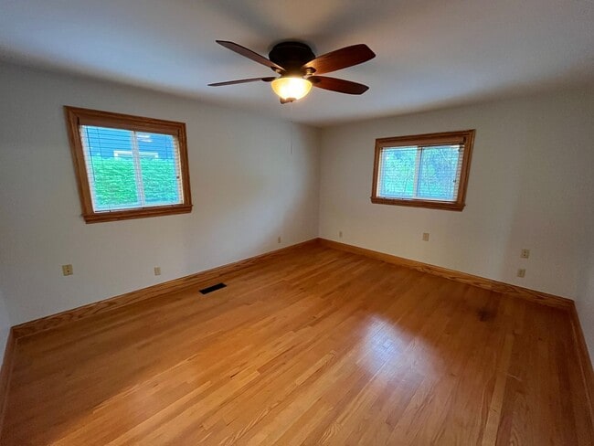 Building Photo - **RIVERFRONT 4-BEDROOM/2-BATH WITH 4-CAR GARAGE, FULL BASEMENT!!**
