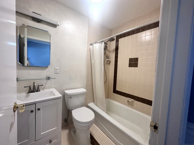 Building Photo - 141 Davis Ave