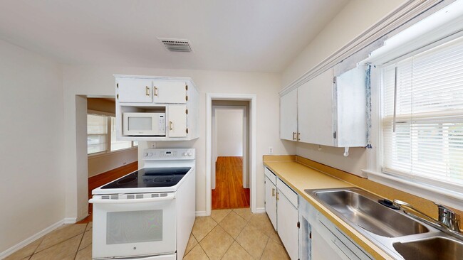 Building Photo - Charming 2 Bedroom/ 1 Bathroom Home with D...
