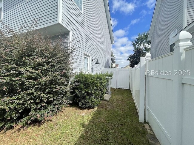 Building Photo - 15 6th Ave