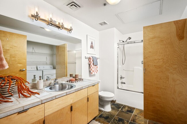 Building Photo - Gorgeous loft in a converted window factor...