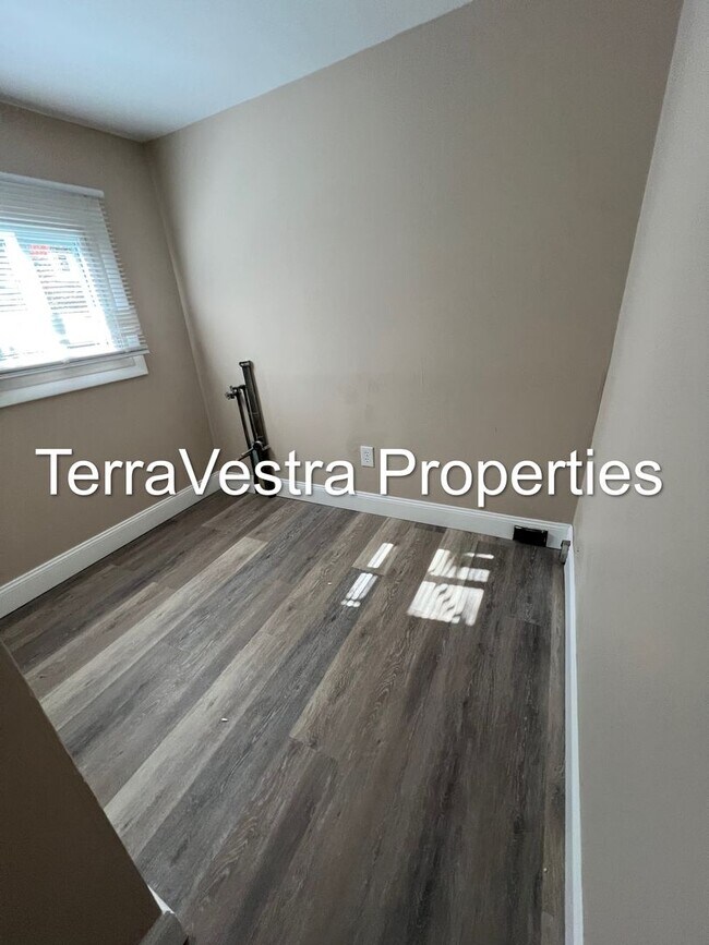 Building Photo - Large 4 Bed in Mantua with bonus room! Eli...