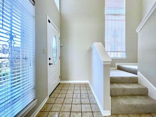 Building Photo - 9242 Westwood Village Dr
