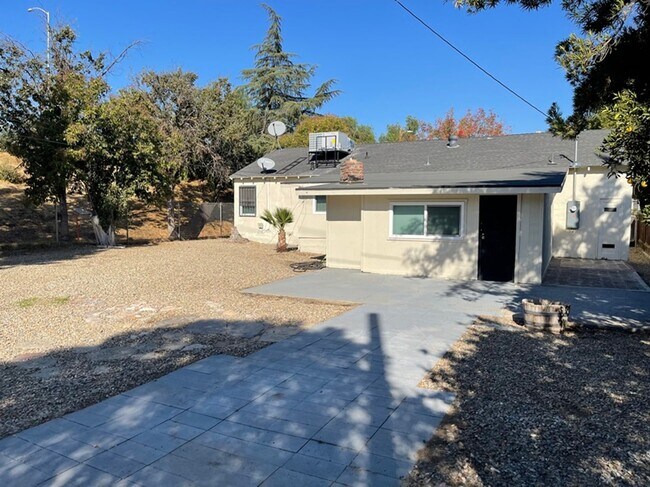 Building Photo - 2236 E. Michigan Avenue (Shields/Fresno)