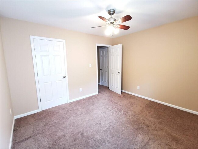 Building Photo - 2430 Woodford Ln NE