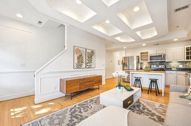 Building Photo - Large Sunny Eckington Three Bed/Three Bath Interior Rowhouse Condo Home