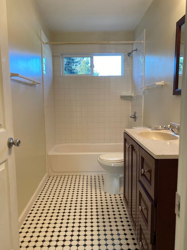 Building Photo - Two bedroom one bath house walking distanc...
