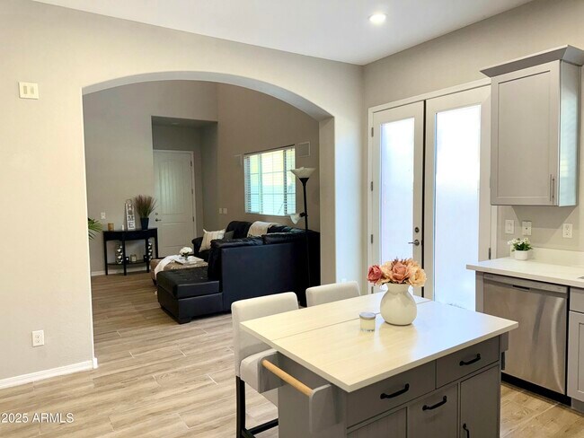 Building Photo - 1367 S Country Club Dr