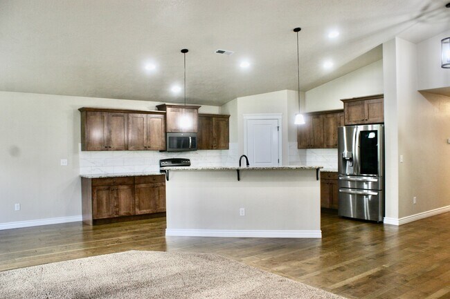 Building Photo - Silver Lining