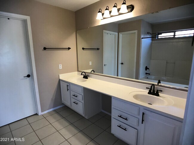 Building Photo - 1346 S Palomino Creek Dr