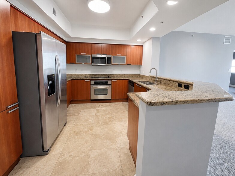 Spacious Open Kitchen - 14951 Royal Oaks Ln