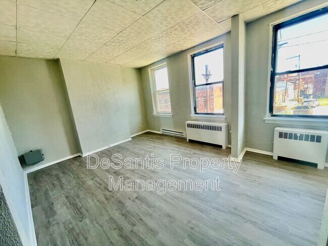 Building Photo - 810 Amity St
