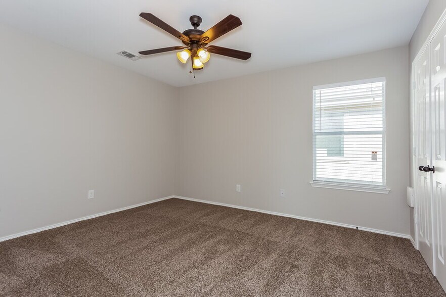 Building Photo - 5828 Ridge Lake Dr