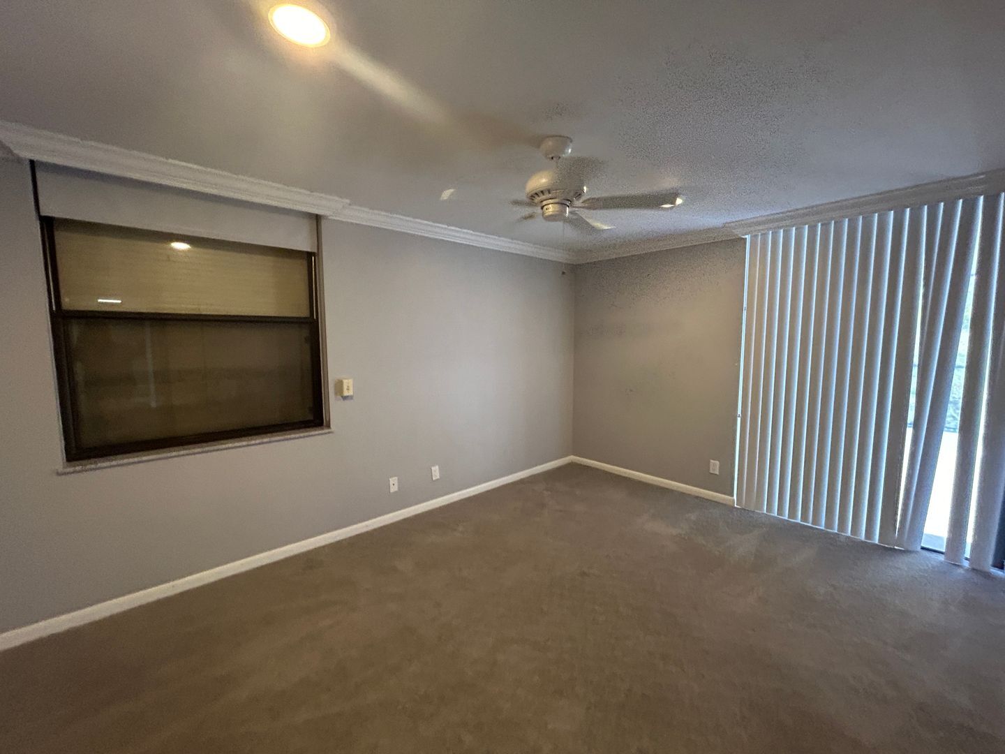 Building Photo - Stunning 2/2 condo