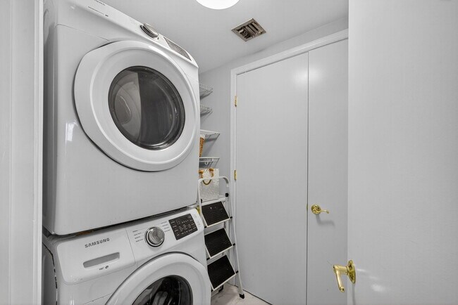 Building Photo - 2650 Lake Shore Dr