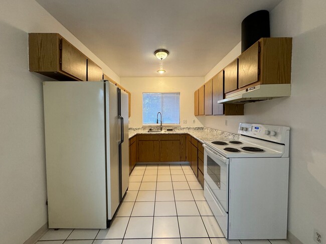 Building Photo - Charming 2 Bed, 1 Bath Close to Downtown G...