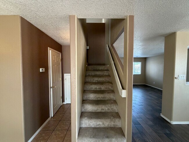 Building Photo - 4 Bedroom Home Available Near McMahon Blvd NW & Universe Blvd NW!