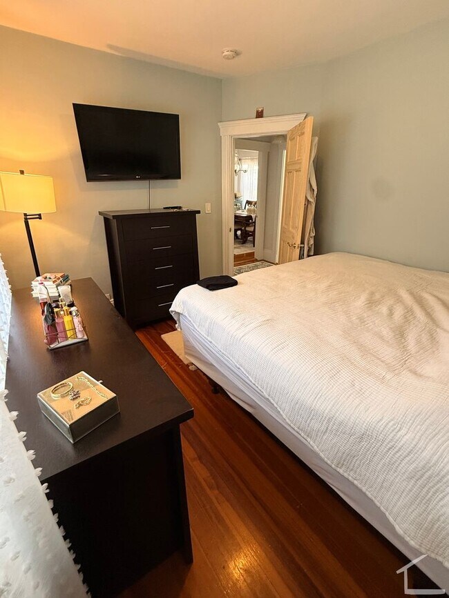 Building Photo - Beautiful Brighton townhouse with in unit laundry and included parking available 9/1/26