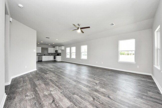 Building Photo - 688 Swallow Dr