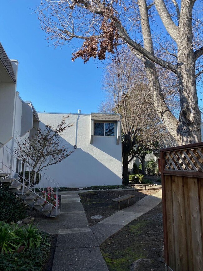 Building Photo - Spacious Updated 2 bed , 1 Bath now Availa...