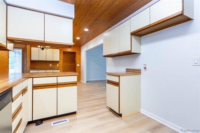 Building Photo - 7580 Thornwood St