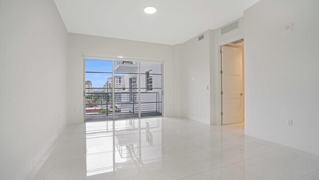 Building Photo - 155 E Boca Raton Rd