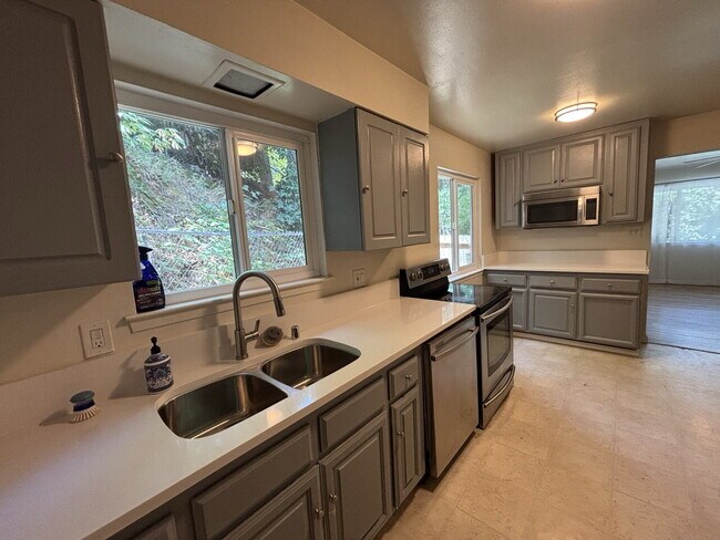 Building Photo - Darling 3-bedroom, 2-bath duplex home just minutes from Marshall Hospital and downtown Placerville!