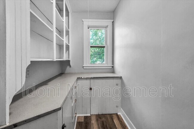 Building Photo - 694 Main St