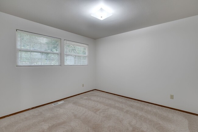 Building Photo - 3 Bedroom Rambler in Kirkland with Large Y...