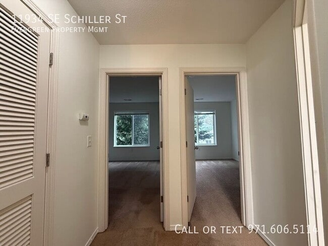 Building Photo - 11934 SE Schiller St