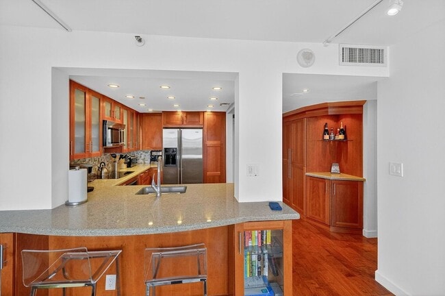 Building Photo - 2555 Collins Ave