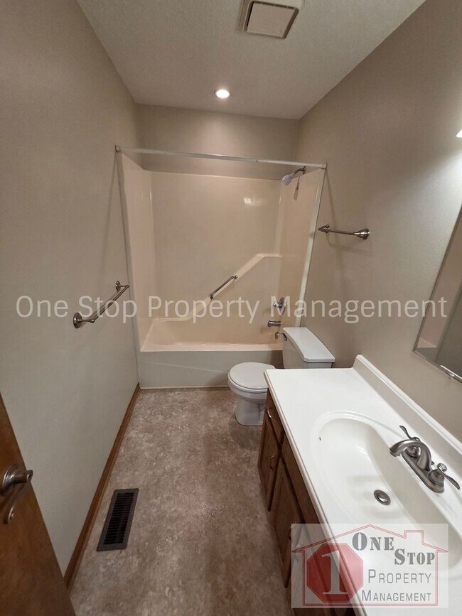 Building Photo - Spacious 3 bedroom, 2 bathroom duplex in Kansas City North!