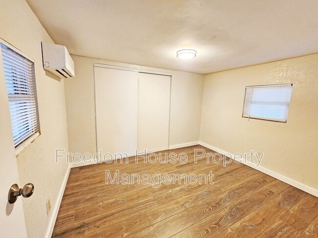 Building Photo - 2220 W Bell Vista Ave