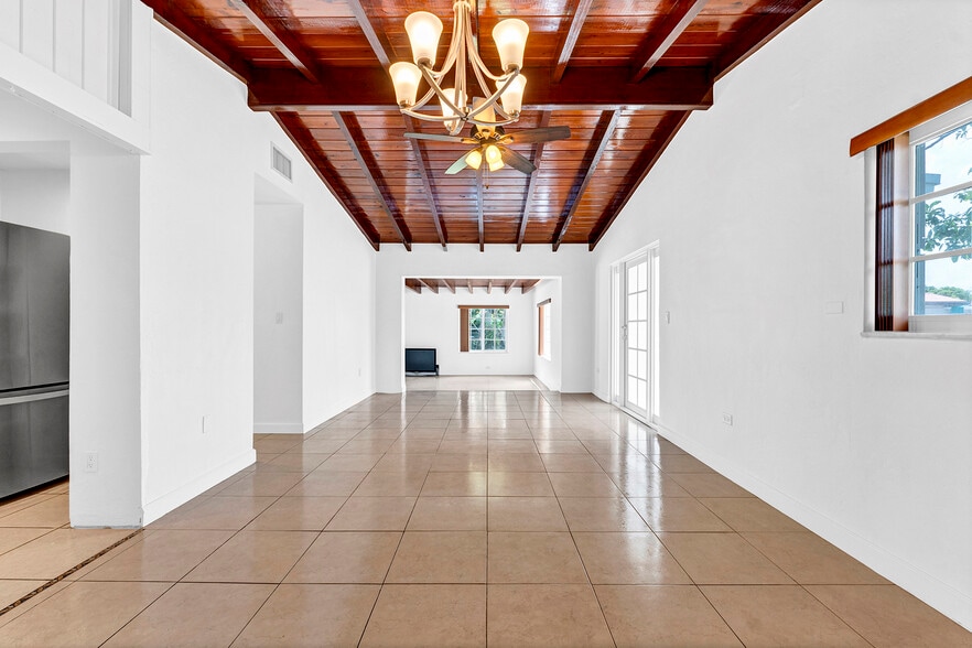 Building Photo - 361 SE 6th Ave