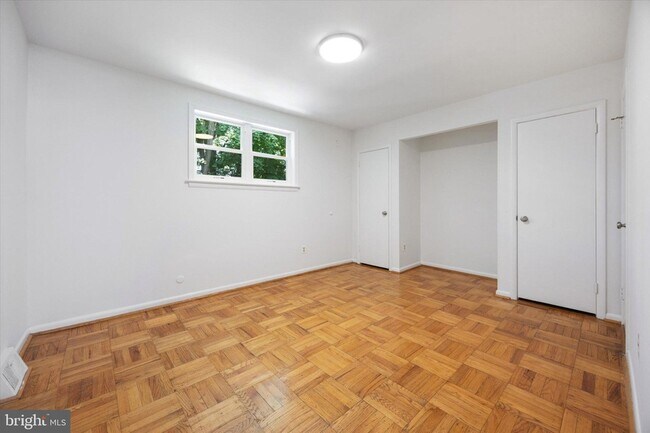 Building Photo - 348 Ripka St