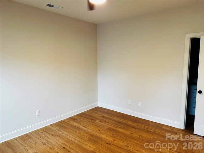 Building Photo - 521 N Linwood Ave